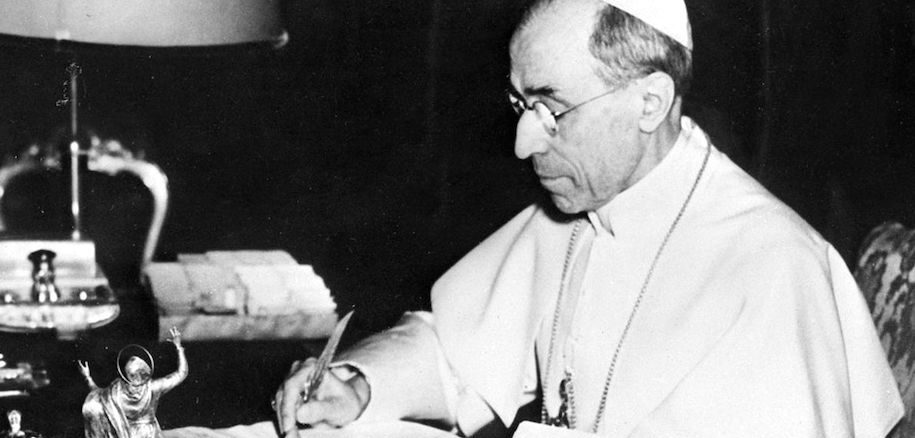 "À la grâce de D.ieu. Les Églises et la Shoah", au Mémorial de la Shoah (photo : portrait daté du 26 novembre 1955 du pape Pie XII)