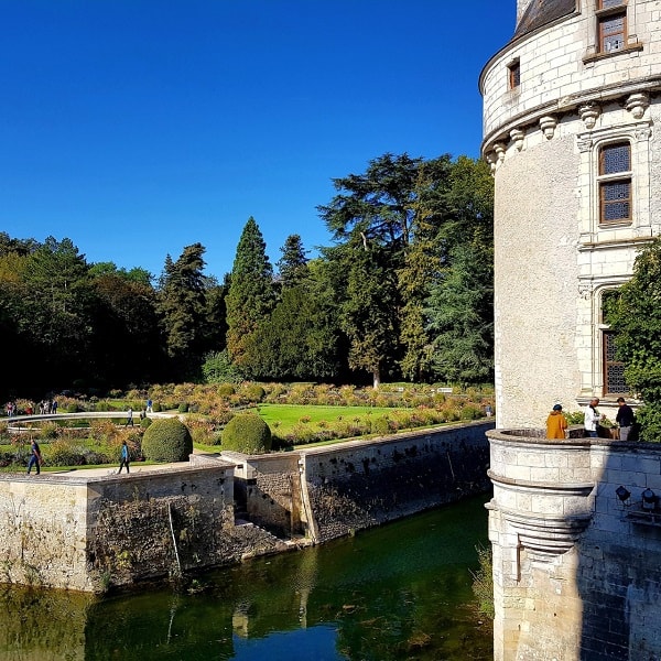 Château de Chenonceau : le jardin Catherine de Médicis vu depuis l’entrée du château