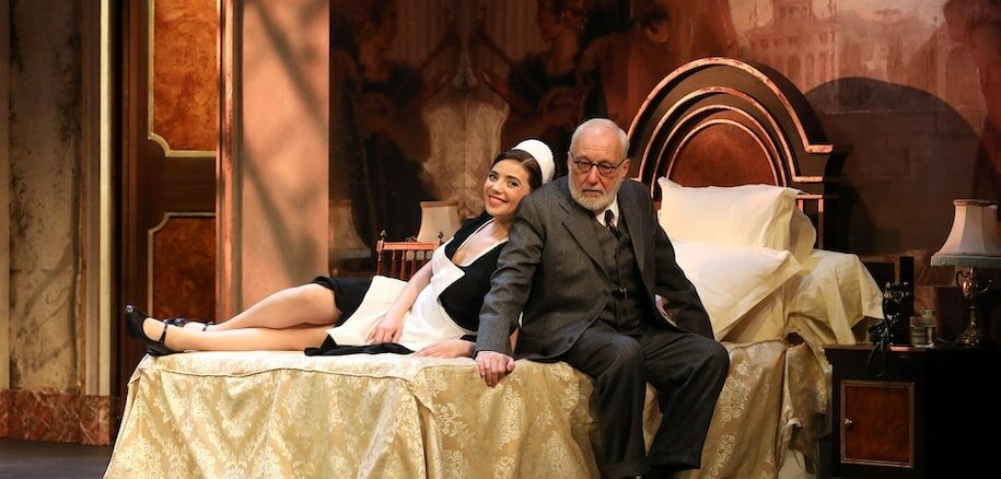 "Freud et la femme de chambre", actuellement au théâtre Montparnasse (© Fabienne RAPPENEAU)