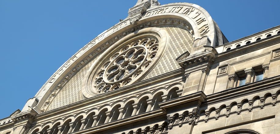 Fronton de la Grande synagogue de la Victoire