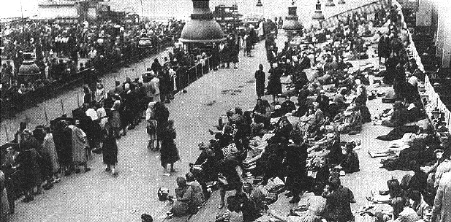 Juillet 1942 : Juifs en attente de déportation au ...