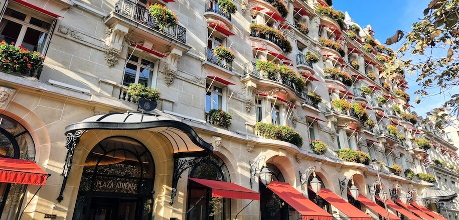 L'hôtel Plaza Athénée, avenue Montaigne (© Cultures-J 2024)
