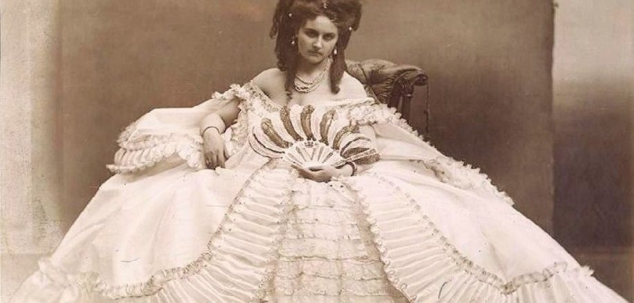 Photographie de la comtesse de Castiglione, dite "à l'éventail," sous le titre de "Elvira" en 1863, par Pierre-Louis Pierson. Collection Metropolitan Museum of Art