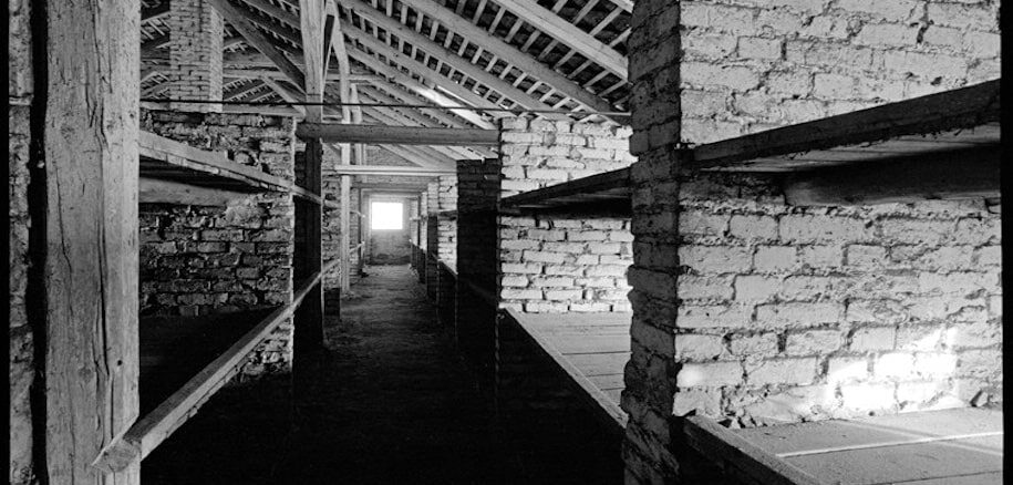 "L’intérieur d’une baraque du camp (secteur BI), devenu camp des femmes" (© Raymond Depardon / Magnum Photos)